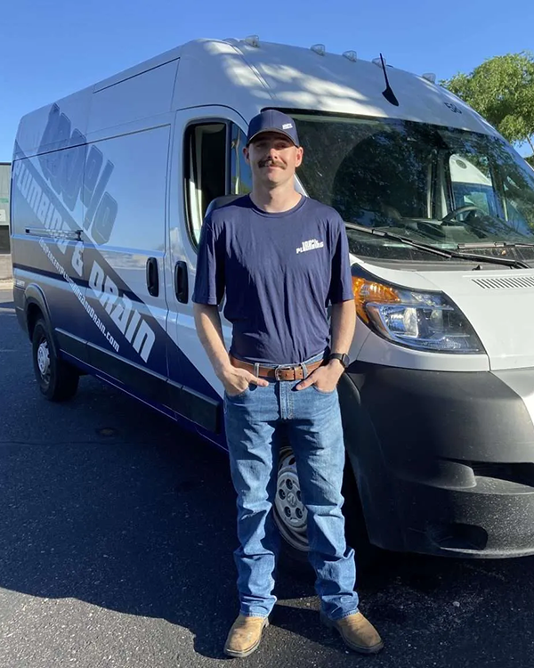 about-us-img-truck-technician about-us-img-truck-technician